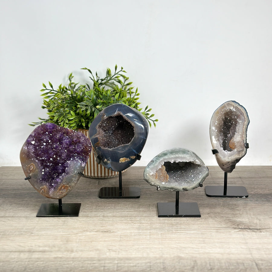 Kristallenskulpturen-Set 4-teilig, aus Naturstein mit vielschichtiger Kristallstruktur