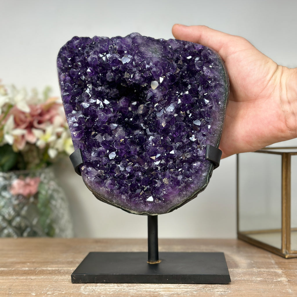 Amethyst-Cluster mit samtig tiefvioletten Kristallspitzen, in ausgewählter Spitzenqualität