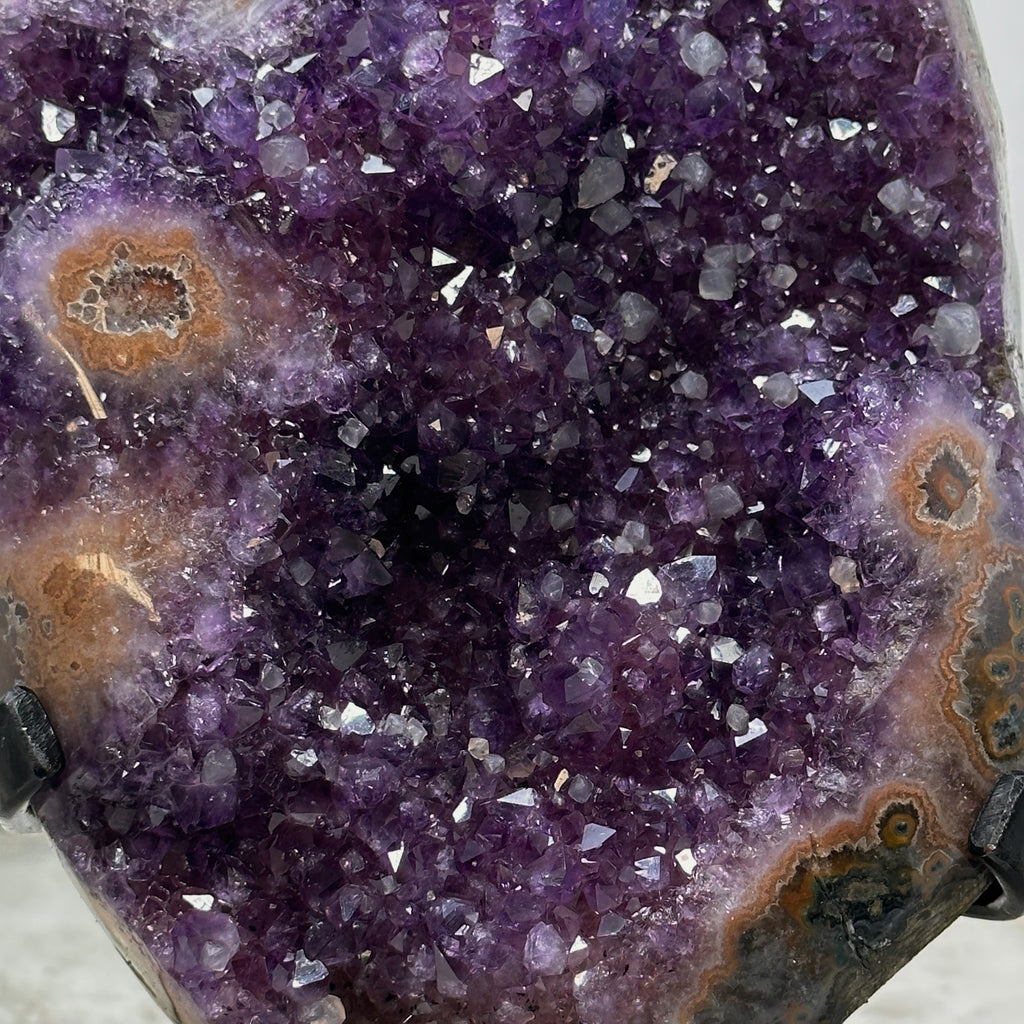 Amethyst-Geode mit eingewachsenen Kalzitkristallen und strukturreicher Kristallkammer