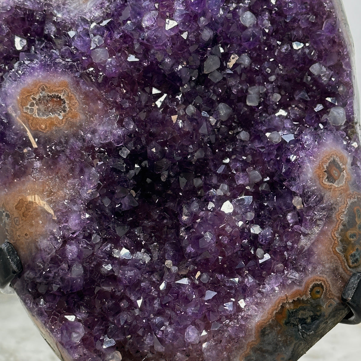 Amethyst-Geode mit eingewachsenen Kalzitkristallen und strukturreicher Kristallkammer
