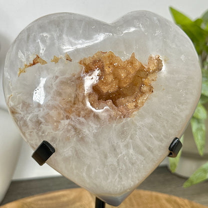 Gelbe Quarz-Druzy-Herzskulptur mit funkelnder Druzy-Oberfläche und transparenter Kristallbildung