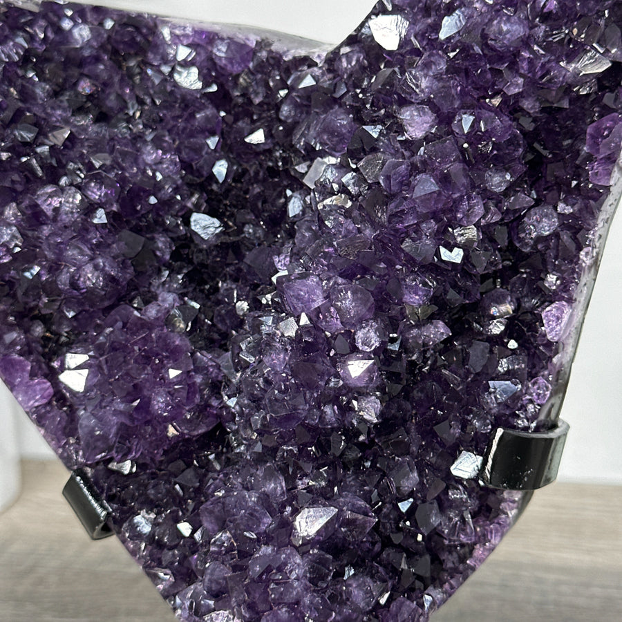 Amethyst-Cluster mit dicht gewachsener, intensiv tiefvioletter Kristallstruktur