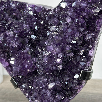 Amethyst-Cluster mit dicht gewachsener, intensiv tiefvioletter Kristallstruktur