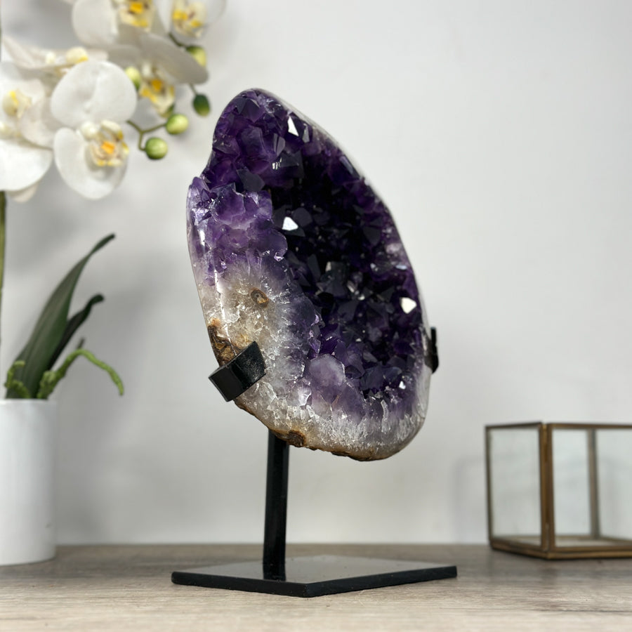 Amethyst-Kristallcluster mit großflächiger, tiefvioletter Kristallstruktur, in hochwertiger Naturqualität