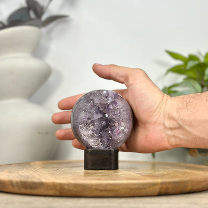 Amethyst-Sphäre mit dichter Kristallstruktur und samtiger Textur