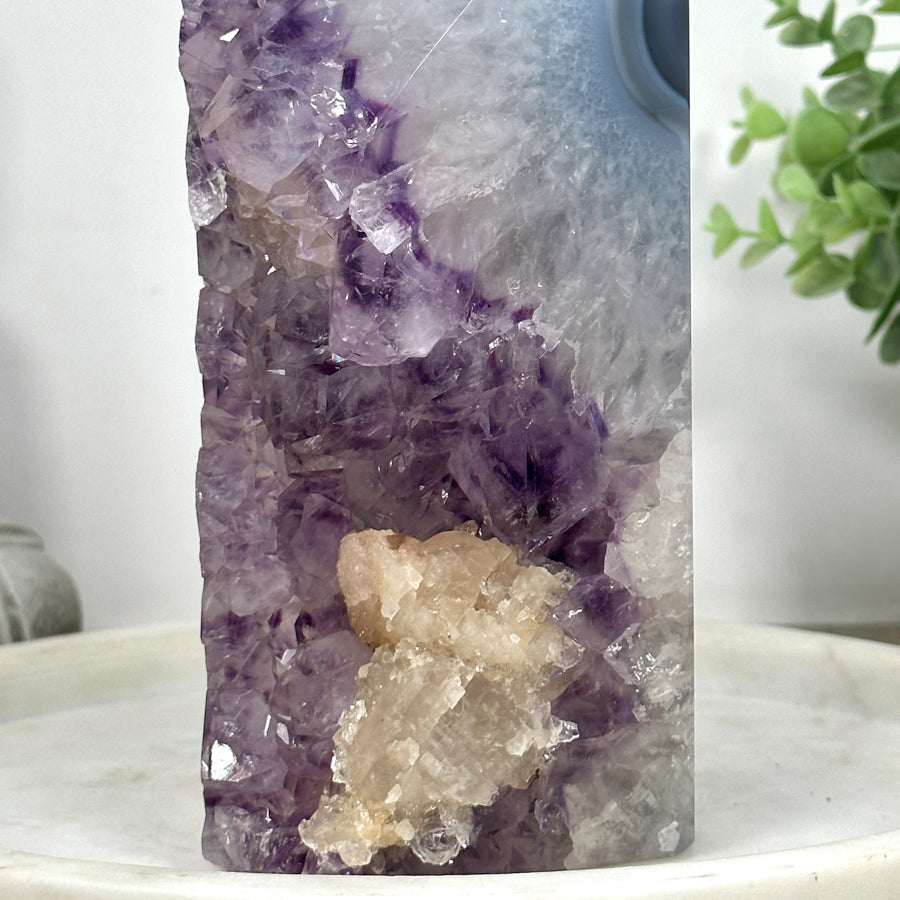 Amethyst-Achat-Obelisk mit schön sichtbaren Kalzit-Einschlüssen
