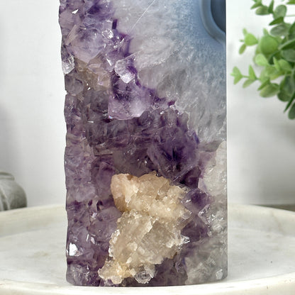 Amethyst-Achat-Obelisk mit schön sichtbaren Kalzit-Einschlüssen
