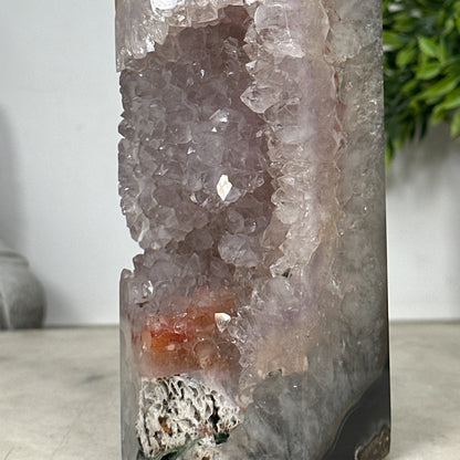 Quarz-Obelisk mit klarer transparenter Kristallstruktur
