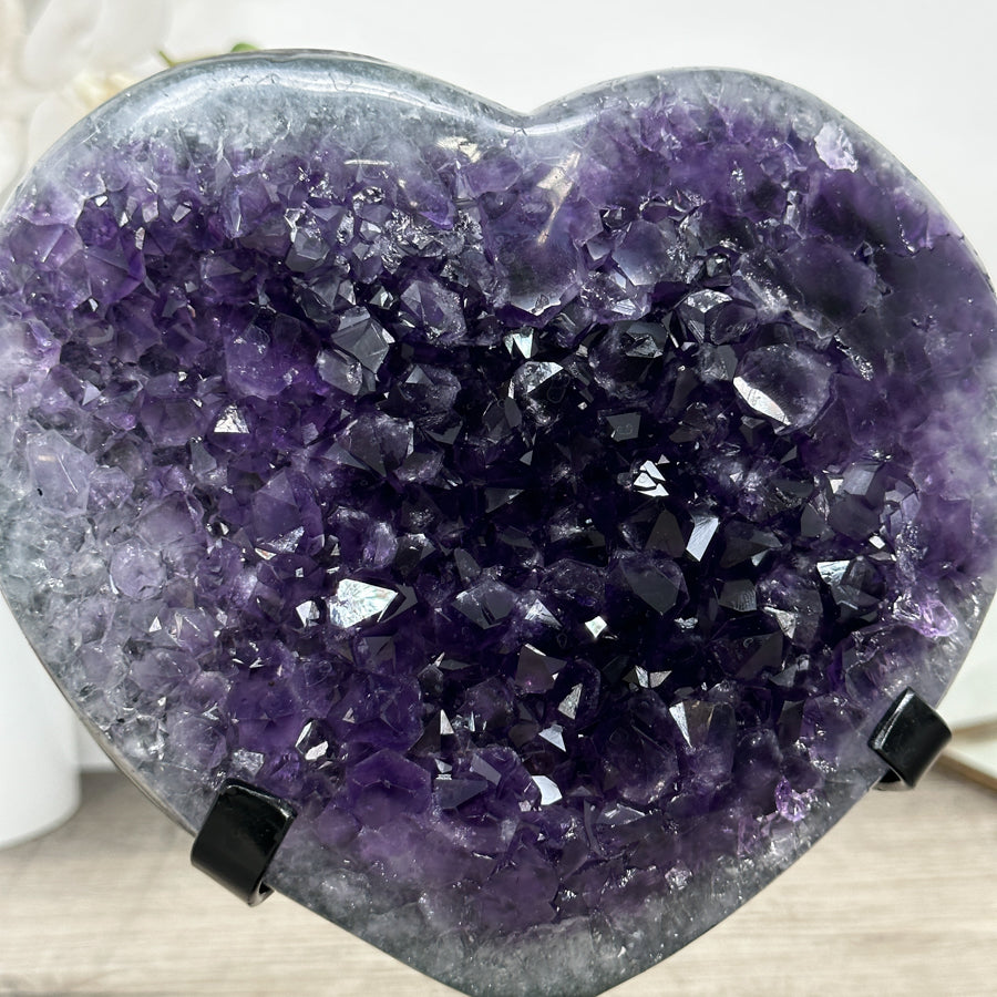Amethyst-Herzskulptur groß mit großkristalliner, tiefvioletter Kristallbildung