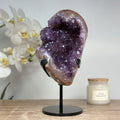 Amethyst-Geode mit rottoniger Jaspis-Schale