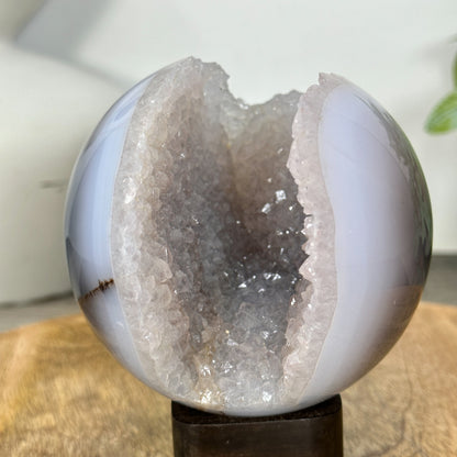 Quarz-Sphäre mit glänzender Achat-Oberfläche und Druzy-Struktur