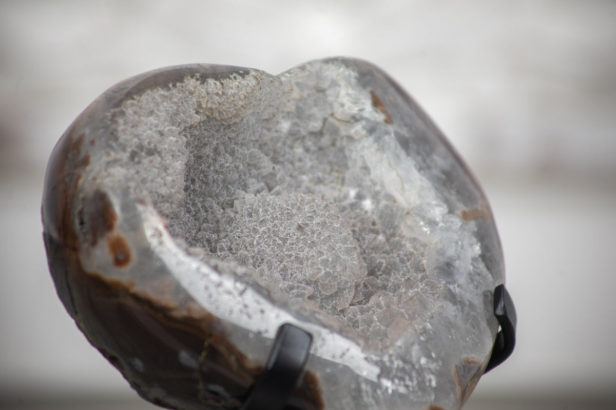 Quarz-Druzy-Herzskulptur mit funkelnder, kristallreicher Druzy-Oberfläche