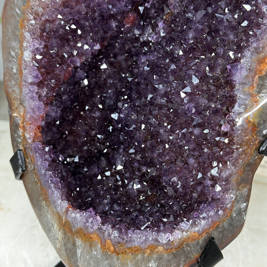 Amethyst-Geode mit klar definierter Kristallkammer