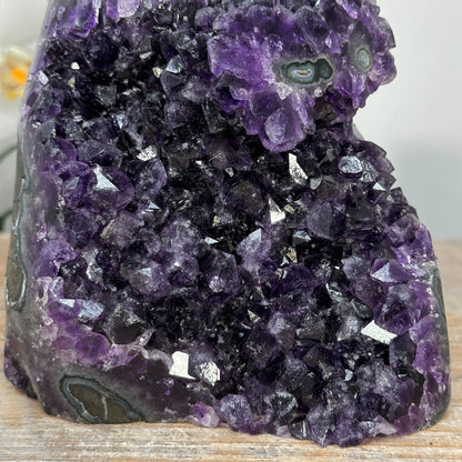 Amethyst-Druse mit intensiv tiefvioletter Kristallstruktur