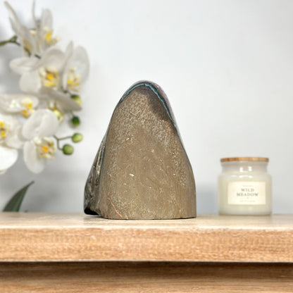 Amethyst-Druse mit dicht gewachsener Kristallfläche und violetten Kristallspitzen