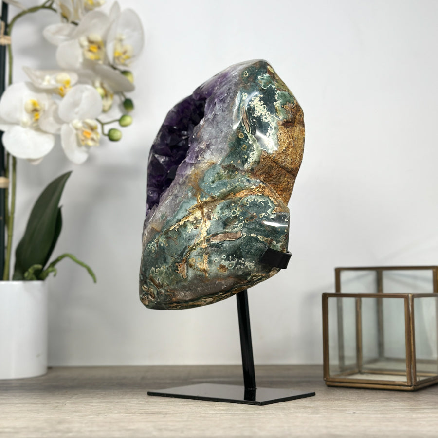 Amethyst-Geode mit grün gebänderter Jaspis-Schale