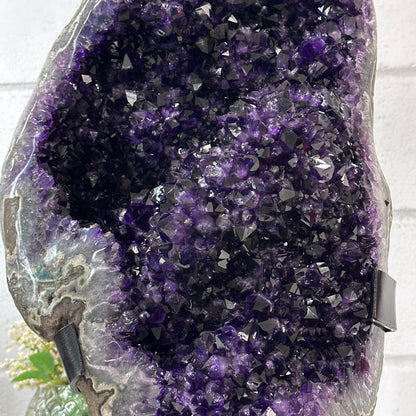 Amethyst-Kristallcluster XL mit kompakt verdichteter Kristallmasse, in exklusiver Premiumqualität