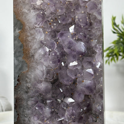 Amethyst-Obelisk  mit intensiver Kristallmatrix