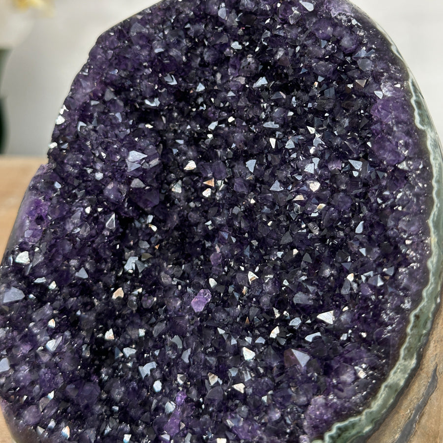 Amethyst-Druse mit kompakter Kristallstruktur und gleichmäßiger Ausrichtung