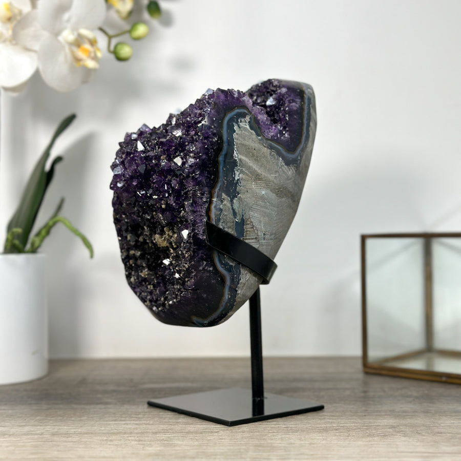 Amethyst-Kristall mit intensiv blauer Achat-Schale, in ausgewählter Spitzenqualität
