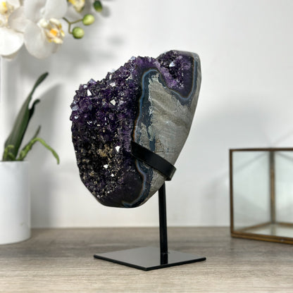 Amethyst-Kristall mit intensiv blauer Achat-Schale, in ausgewählter Spitzenqualität