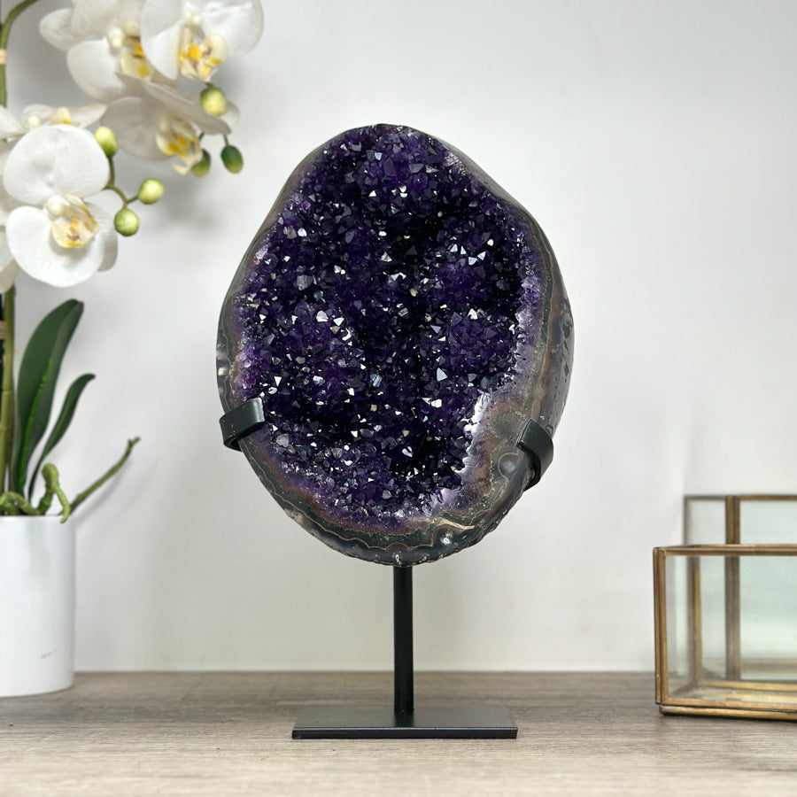 Amethyst-Geode mit purpurner, klar definierter Kristallhöhle