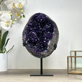 Amethyst-Geode mit purpurner, klar definierter Kristallhöhle