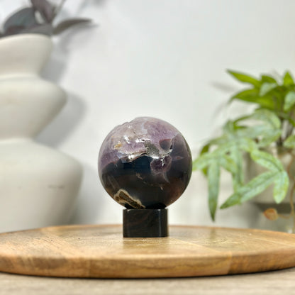 Amethyst-Sphäre mit glänzender Druzy-Oberfläche