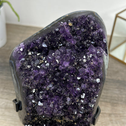 Amethyst-Kristall mit intensiv blauer Achat-Schale, in ausgewählter Spitzenqualität