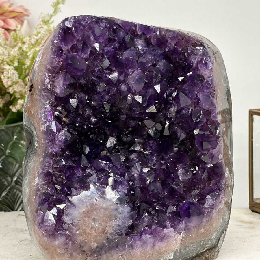 Amethyst-Kathedrale mit einladend geöffneter Kristallkammer und violetter Kristallarchitektur