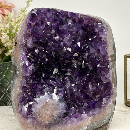 Amethyst-Kathedrale mit einladend geöffneter Kristallkammer und violetter Kristallarchitektur