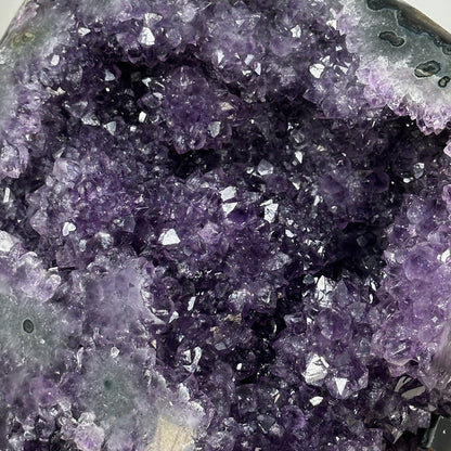 Amethyst-Geode mit außergewöhnlicher Kristallformation und plastischer Struktur, in exklusiver Premiumqualität