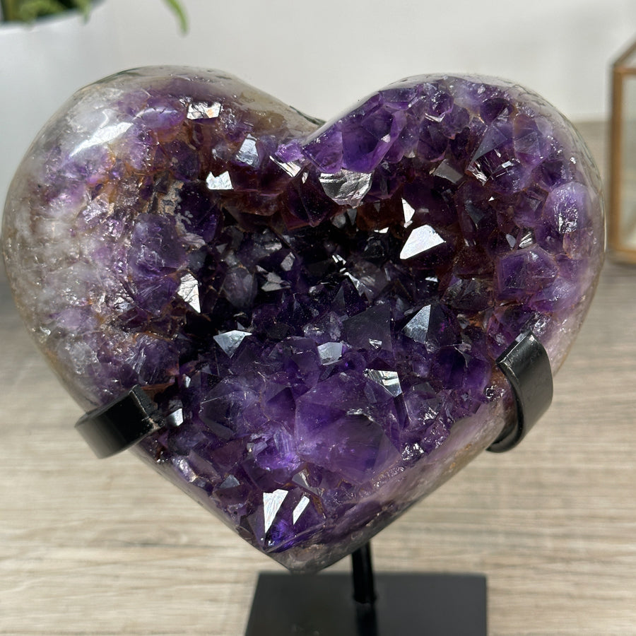 Amethyst-Kristallherz mit dicht gewachsener, tiefvioletter Kristallstruktur
