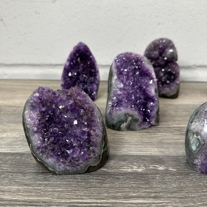 Amethyst-Kathedralen & Drusen-Set 18-teilig, mit dicht gewachsenen, violetten Kristallformationen