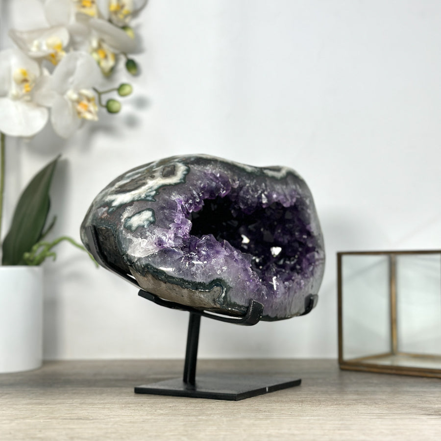 Amethyst-Geode mit harmonisch geöffneter Kristallkammer