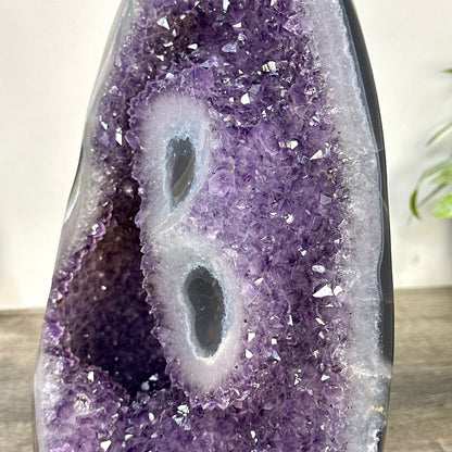 Amethyst-Kathedrale groß mit markanten Stalaktiten-Augen und Quarz-Struktur