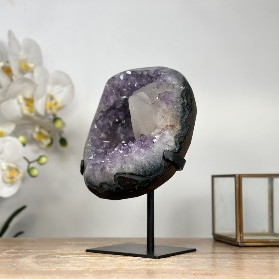 Amethyst-Geode mit individuell gewachsener Kalzit-Formation