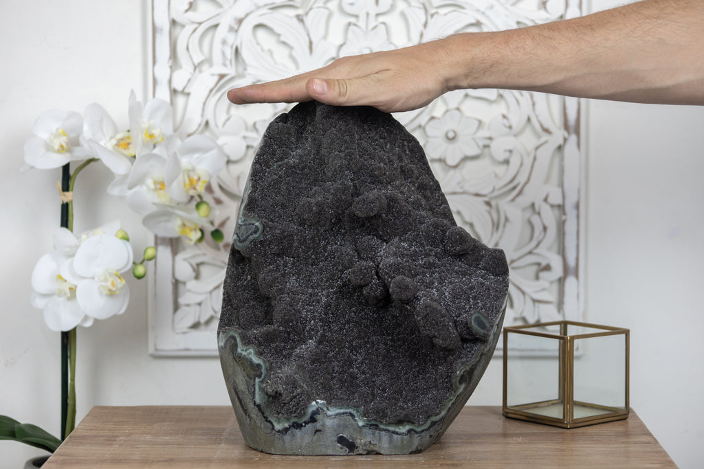 Schwarze Amethyst-Kathedrale XXL mit ausgeprägter dunkelvioletter Kristallzone, in hochwertiger Naturqualität