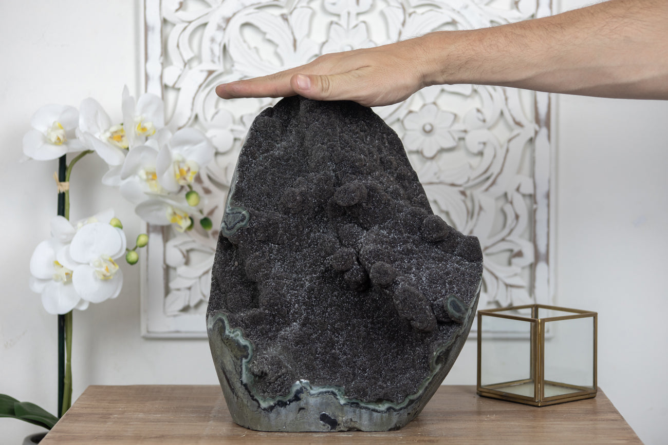 Schwarze Amethyst-Kathedrale XXL mit ausgeprägter dunkelvioletter Kristallzone, in hochwertiger Naturqualität