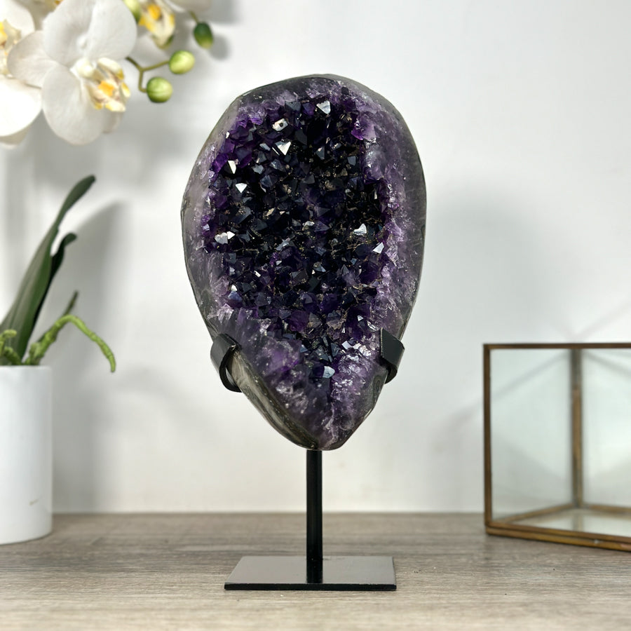 Amethyst-Geode mit offener, harmonischer Kristallarchitektur