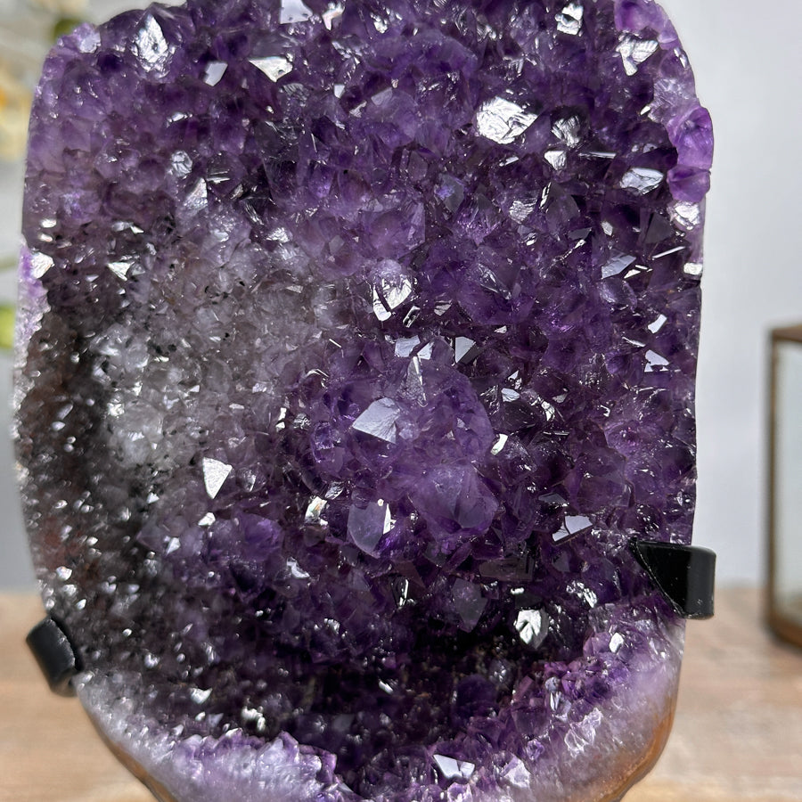 Amethyst-Kristallformation mit natürlicher Ausprägung, in hochwertiger Naturqualität