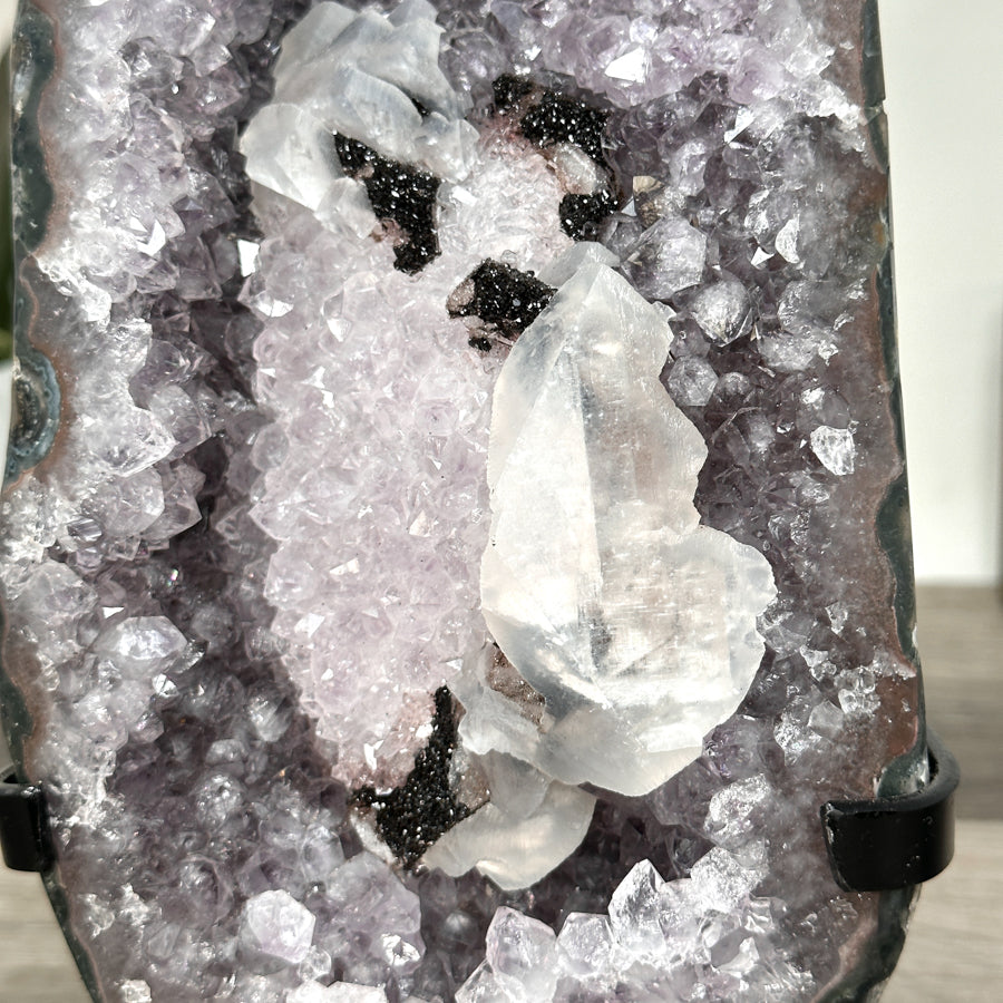 Amethyst-Geode mit strukturierter Kalzitformation und kompakter Kristallarchitektur
