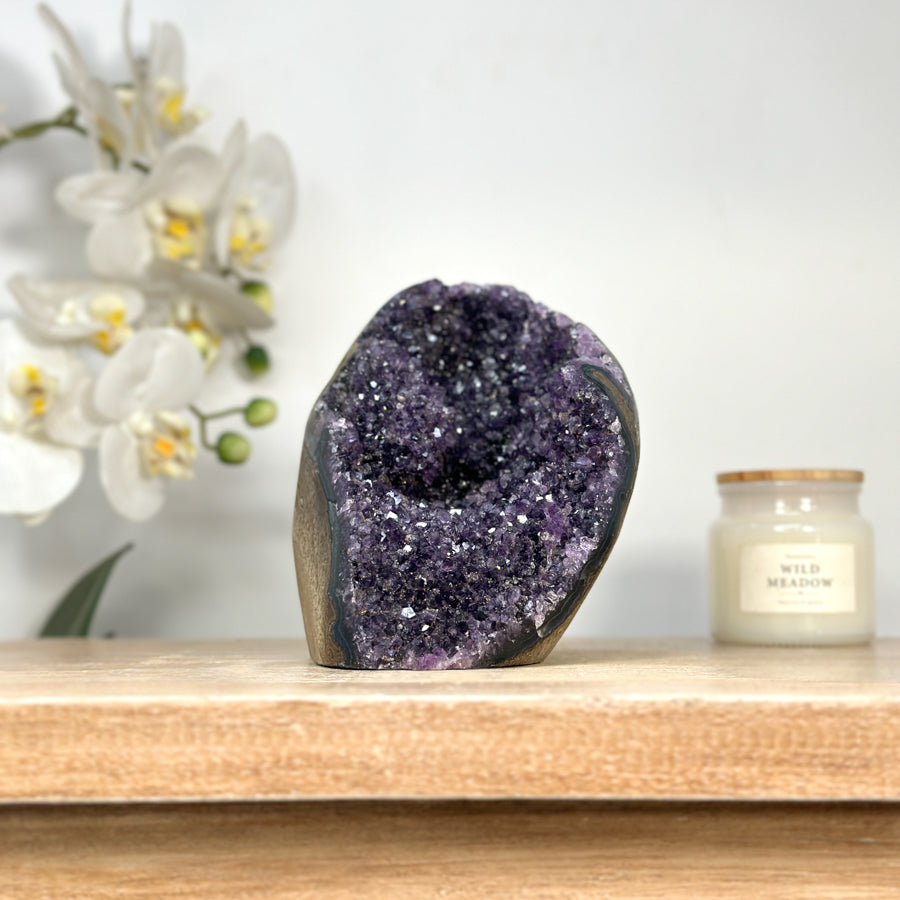 Amethyst-Druse mit weit geöffneter, violetter Kristallkammer