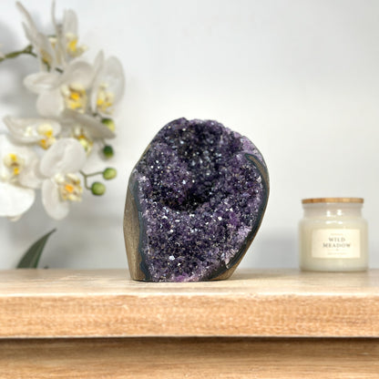 Amethyst-Druse mit weit geöffneter, violetter Kristallkammer