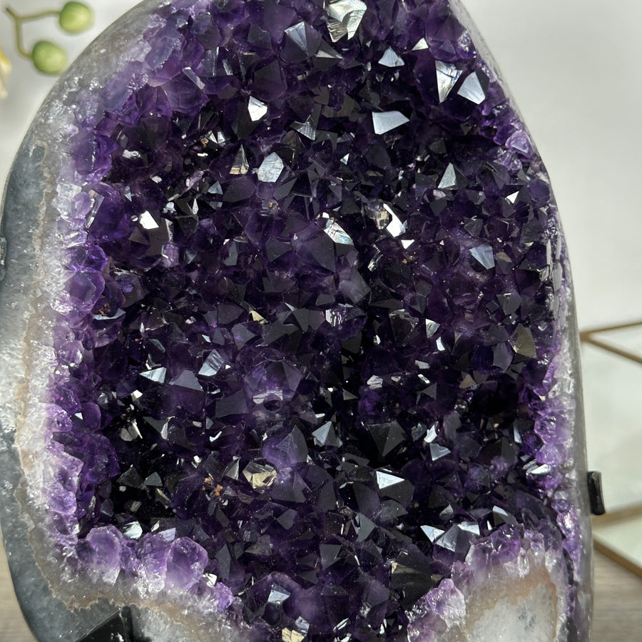 Amethyst-Geode groß mit samtig tiefvioletter Kristallarchitektur und kontrastreicher Achat-Schale