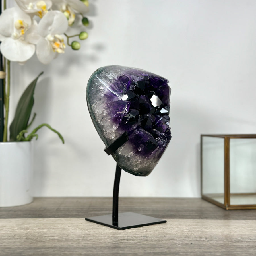 Amethyst-Geode mit intensiv tiefvioletter Kristallarchitektur