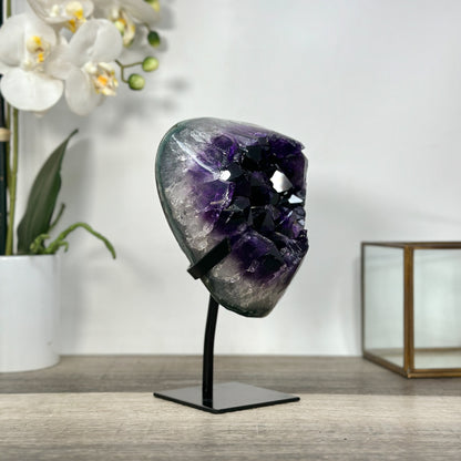 Amethyst-Geode mit intensiv tiefvioletter Kristallarchitektur