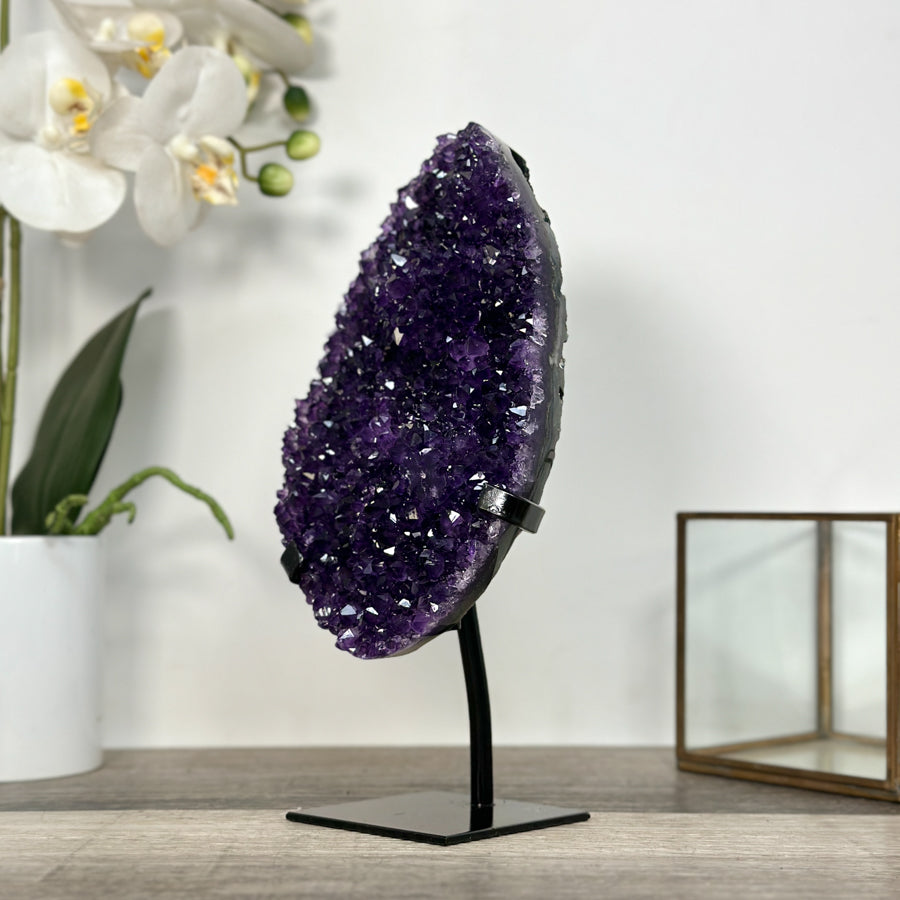 Amethyst-Kristallcluster mit ausdrucksstarker, violett-brauner Tiefenwirkung