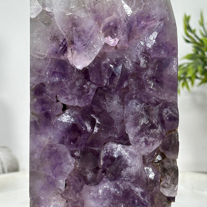 Amethyst-Grünjaspis-Obelisk mit vielschichtiger Naturstruktur