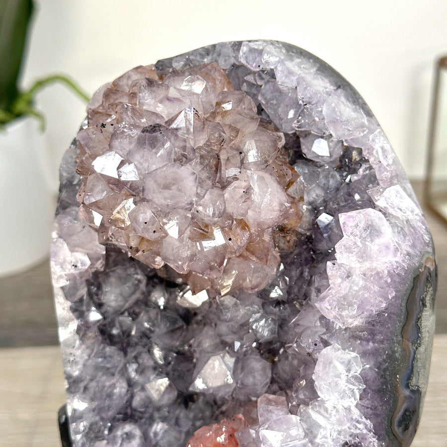 Amethyst-Kristallcluster mit zart rosigem, schimmerndem Glanz